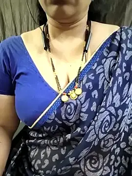 Stripchat Nude Webcam of bhuvana_555