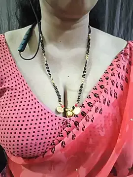 Stripchat Sex Cam of bhuvana_555